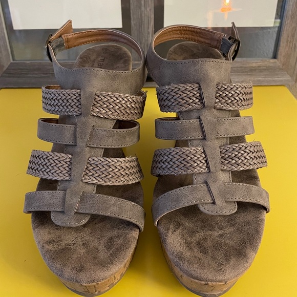 Maurice’s Brand Women’s Platform Sandals in New Condition Size 9 - Picture 2 of 5